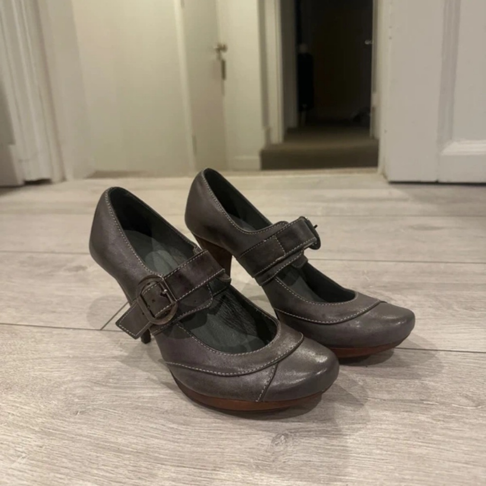 Elegant Women's Gray Heels with Strap